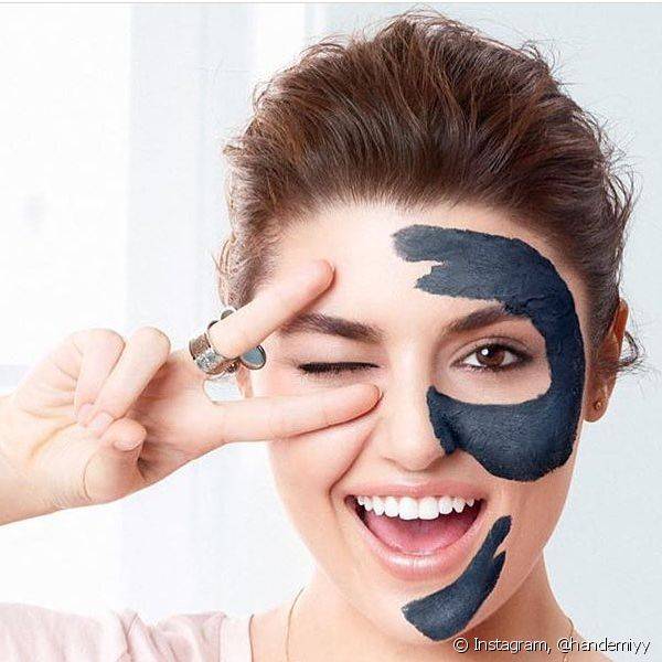 A máscara de argila preta é um plus na rotina de beleza de quem quer disfarçar manchas na pele: ela tem ação detox e ajuda a clarear as áreas escurecidas (Foto: Instagram @handemiyy)